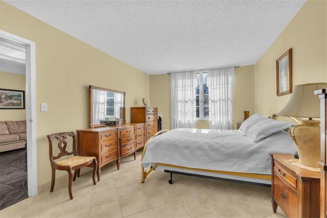 4850 NW 29th Court 221, Lauderdale Lakes, FL 33313