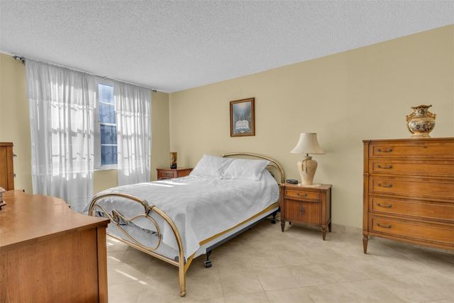 4850 NW 29th Court 221, Lauderdale Lakes, FL 33313