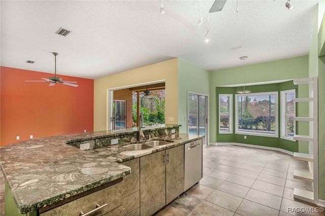 7802 W Golf Club Street, Crystal River, FL 34429