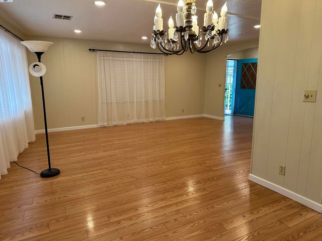 328 Waikiki Cir, Union City, CA 94587