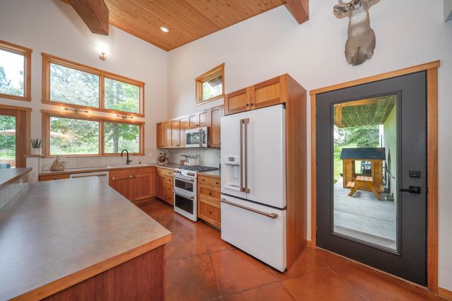 1616 E Whispering Springs Ln, Colbert, WA 99005