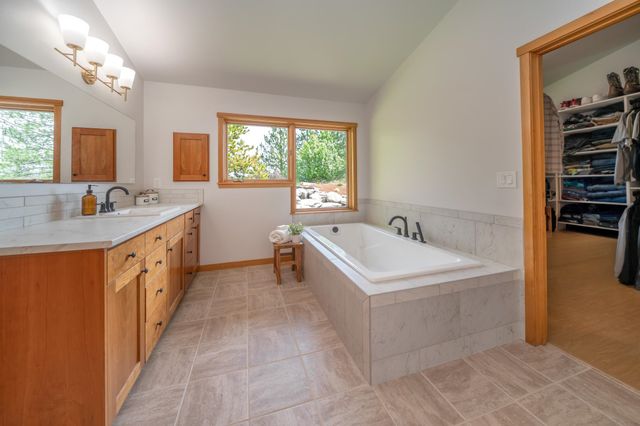 1616 E Whispering Springs Ln, Colbert, WA 99005