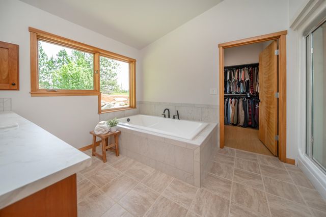 1616 E Whispering Springs Ln, Colbert, WA 99005