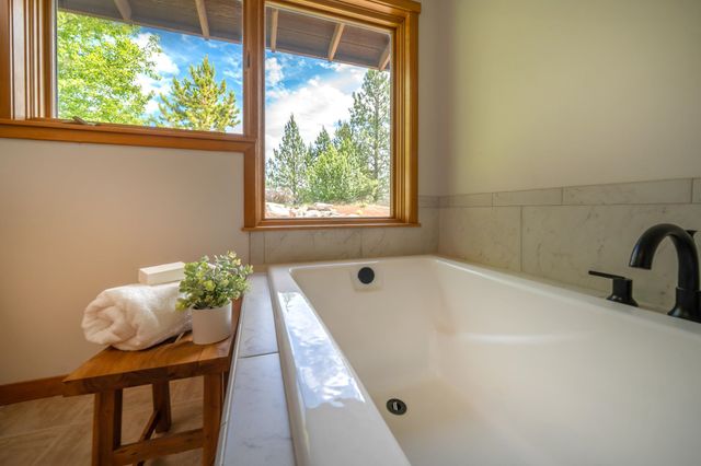1616 E Whispering Springs Ln, Colbert, WA 99005