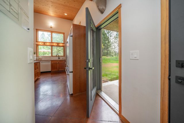 1616 E Whispering Springs Ln, Colbert, WA 99005