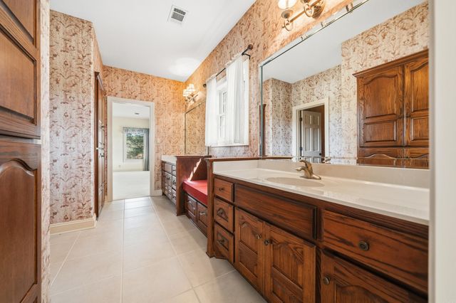 12 Loyola Ln, Hot Springs Village, AR 71909