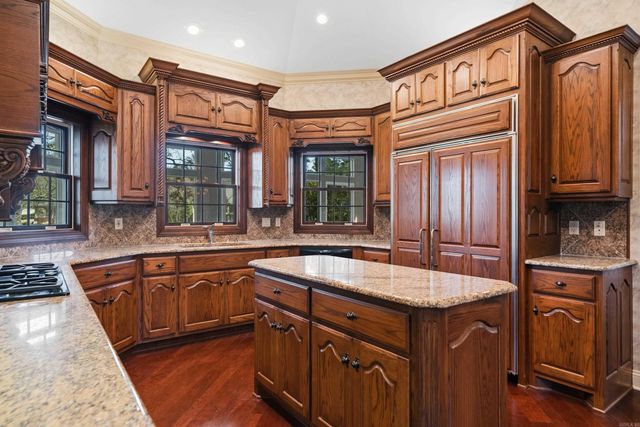 12 Loyola Ln, Hot Springs Village, AR 71909