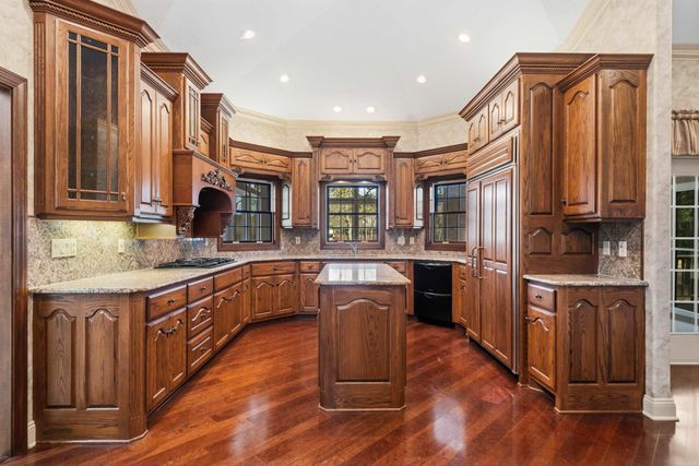 12 Loyola Ln, Hot Springs Village, AR 71909