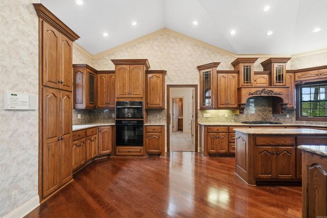 12 Loyola Ln, Hot Springs Village, AR 71909