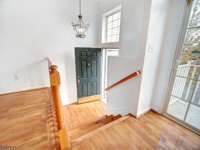 3 Atlas Ct, Jersey City, NJ 07305