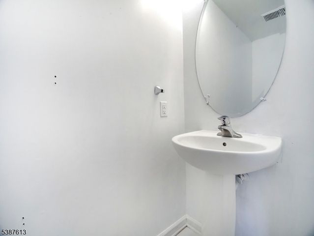 3 Atlas Ct, Jersey City, NJ 07305