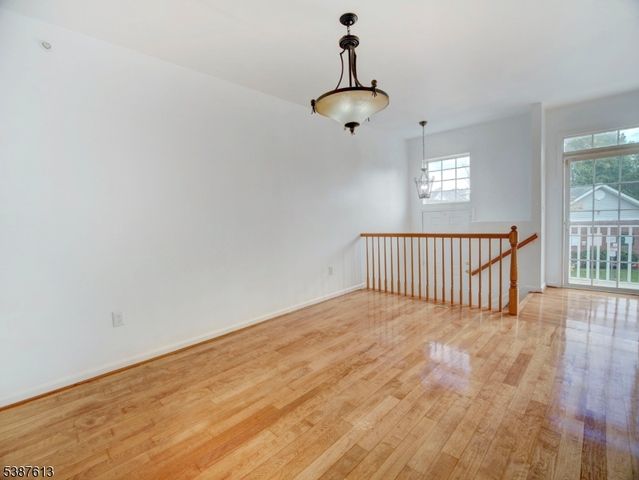 3 Atlas Ct, Jersey City, NJ 07305