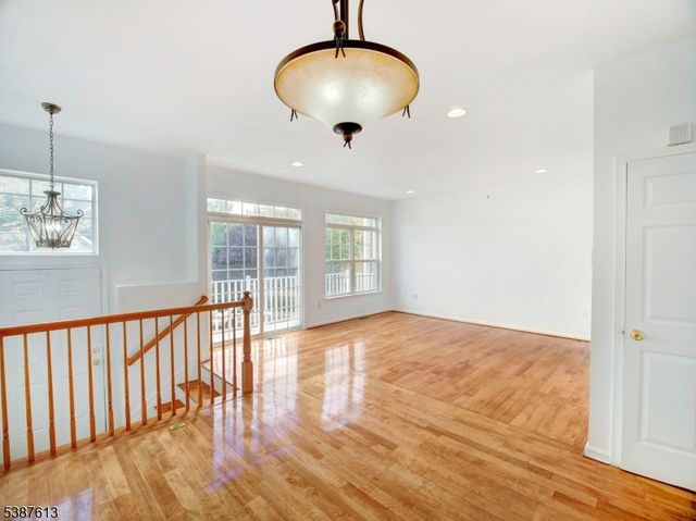 3 Atlas Ct, Jersey City, NJ 07305