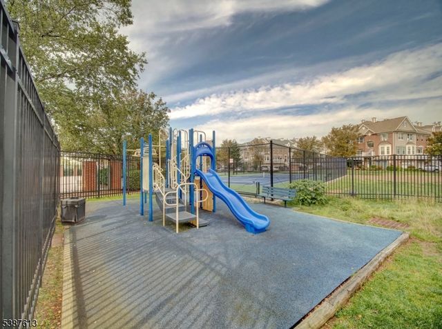 3 Atlas Ct, Jersey City, NJ 07305