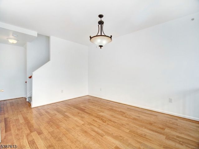 3 Atlas Ct, Jersey City, NJ 07305