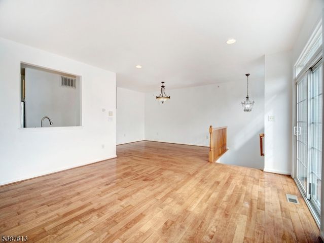 3 Atlas Ct, Jersey City, NJ 07305