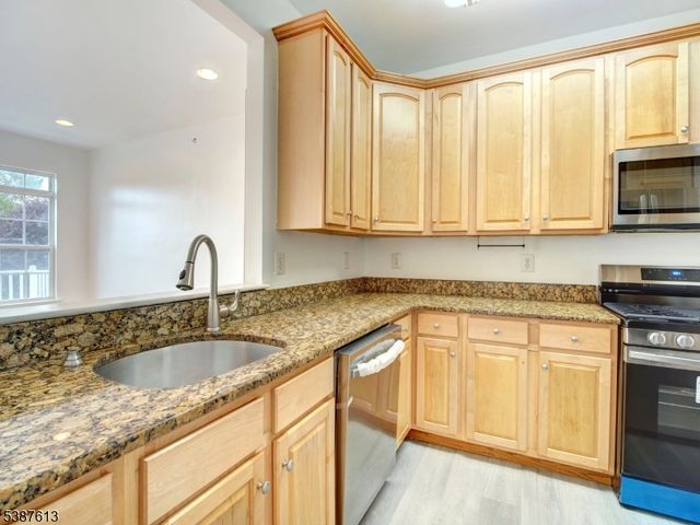 3 Atlas Ct, Jersey City, NJ 07305
