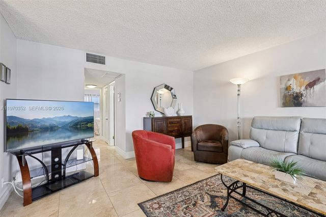 804 SE 7th Street 402, Deerfield Beach, FL 33441
