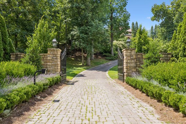 1037 Vaughn Crest Dr, Franklin, TN 37069
