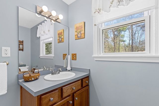 53 Stoney Weir Rd, Halifax, MA 02338