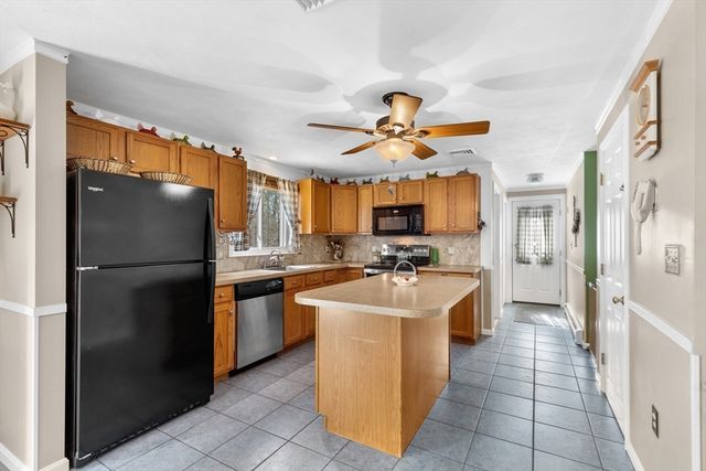 53 Stoney Weir Rd, Halifax, MA 02338