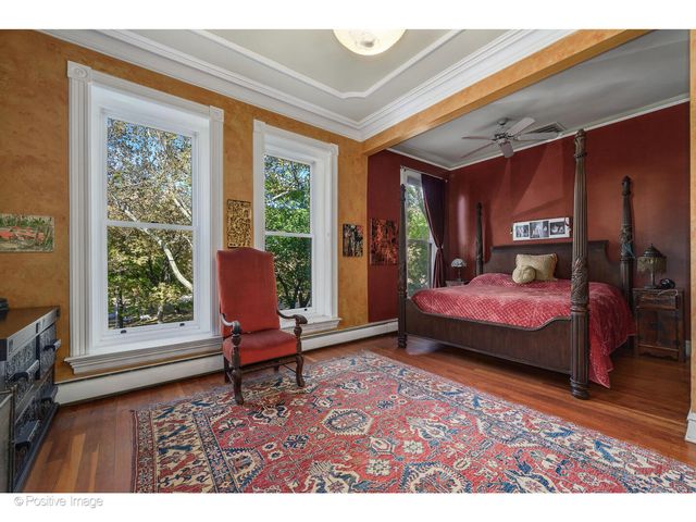 1957 W Schiller Street, Chicago, IL 60622