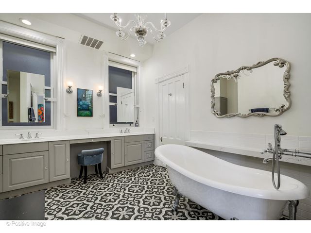 1957 W Schiller Street, Chicago, IL 60622