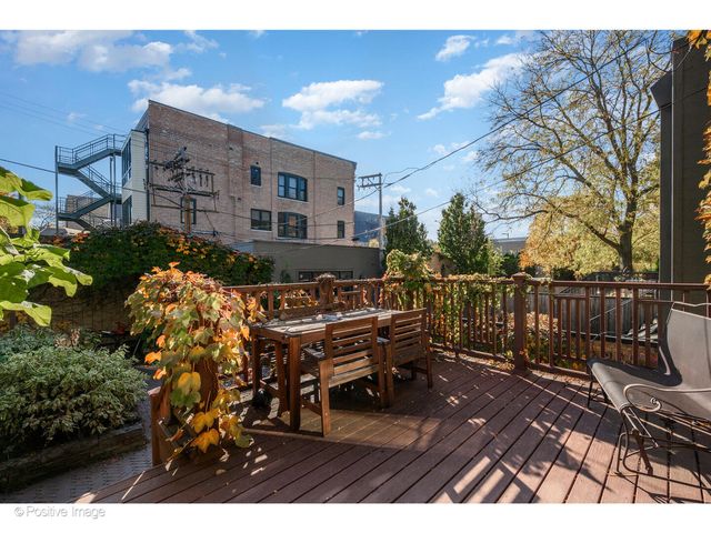 1957 W Schiller Street, Chicago, IL 60622