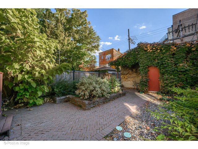 1957 W Schiller Street, Chicago, IL 60622