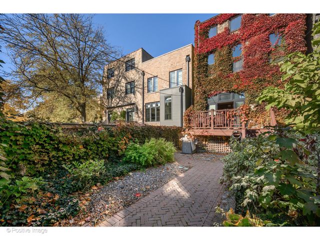 1957 W Schiller Street, Chicago, IL 60622