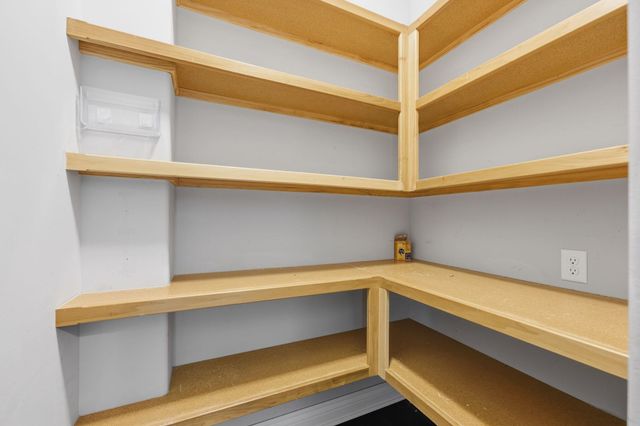 2806 N Woodridge St, Wichita, KS 67226