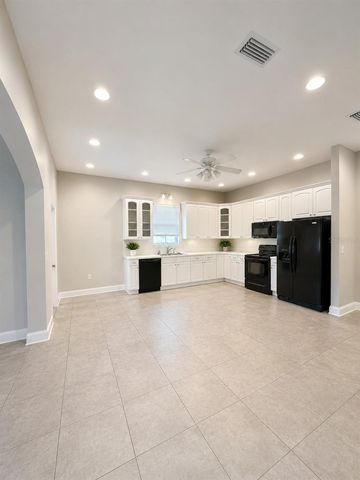 217 E 19TH AVENUE, Mount Dora, FL 32757
