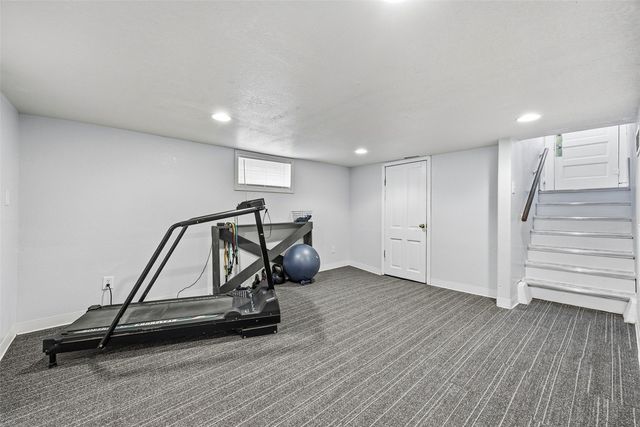 330 24th ST NE, Cedar Rapids, IA 52402