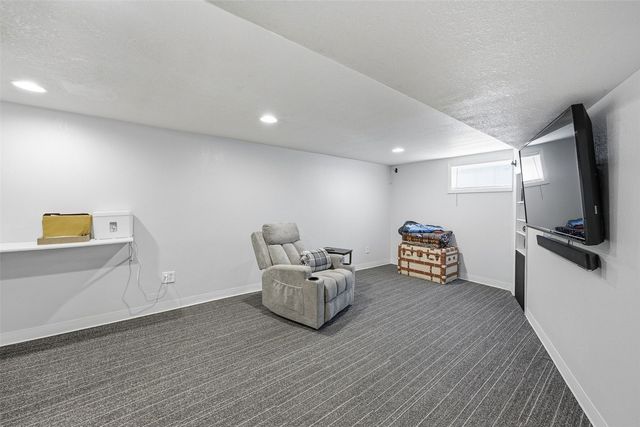 330 24th ST NE, Cedar Rapids, IA 52402