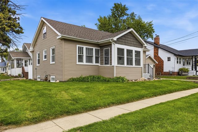 330 24th ST NE, Cedar Rapids, IA 52402