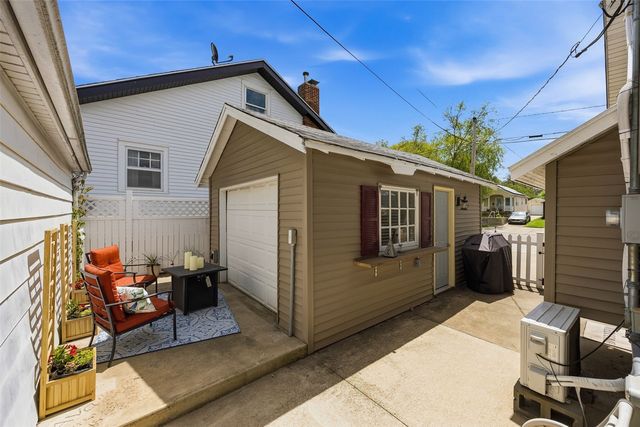 330 24th ST NE, Cedar Rapids, IA 52402