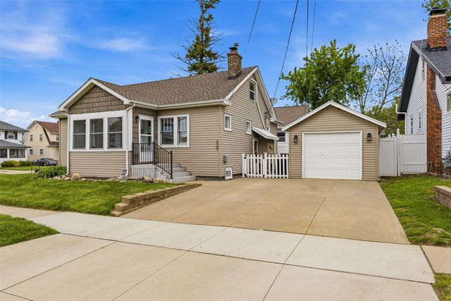 330 24th ST NE, Cedar Rapids, IA 52402