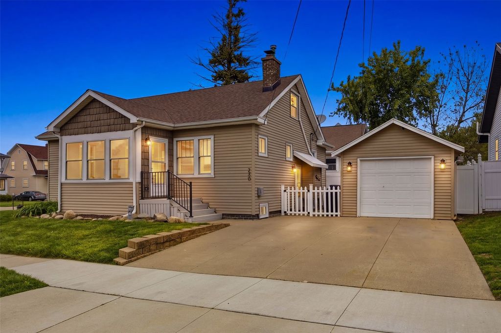 330 24th ST NE, Cedar Rapids, IA 52402