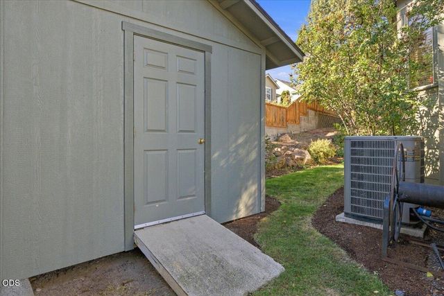 3750 SW Crest Court, Redmond, OR 97756