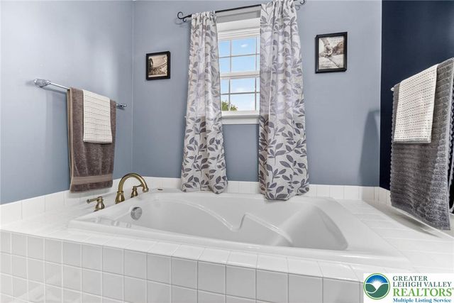 9580 Sleepy Hollow Lane, Upper Macungie Twp, PA 18031