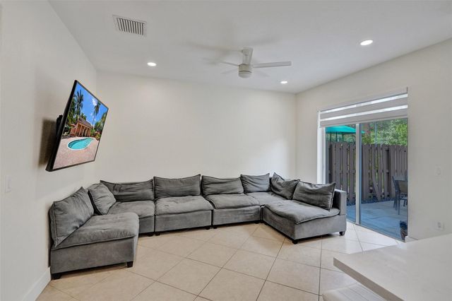 4431 Arabian Way, Davie, FL 33328