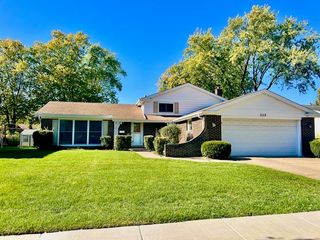 2112 N Kennicott Drive, Arlington Heights, IL 60004