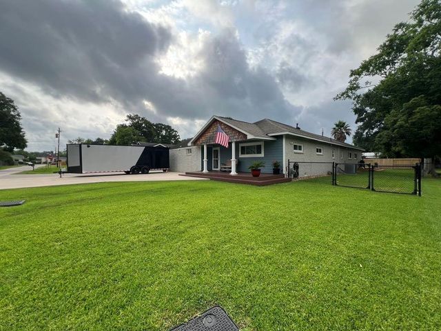 103 W Barrow Street, Dayton, TX 77535