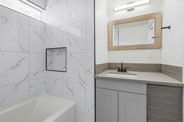 715 S Juniper St, Kennewick, WA 99336