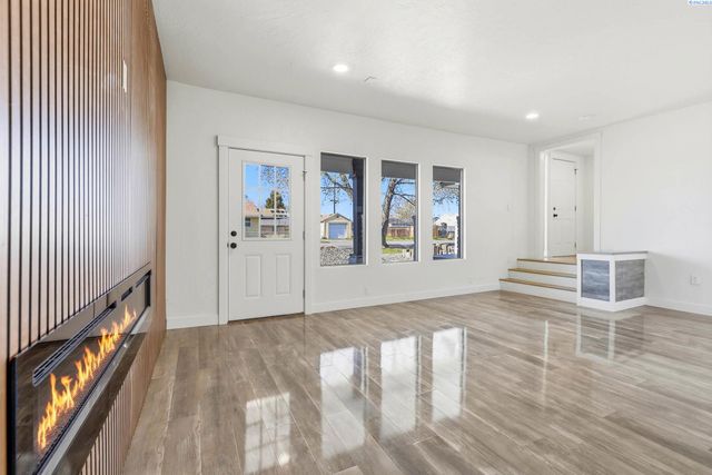 715 S Juniper St, Kennewick, WA 99336