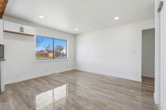 715 S Juniper St, Kennewick, WA 99336