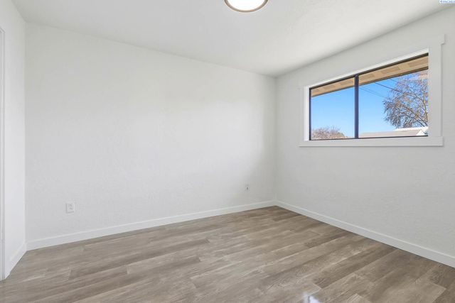 715 S Juniper St, Kennewick, WA 99336