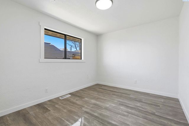 715 S Juniper St, Kennewick, WA 99336