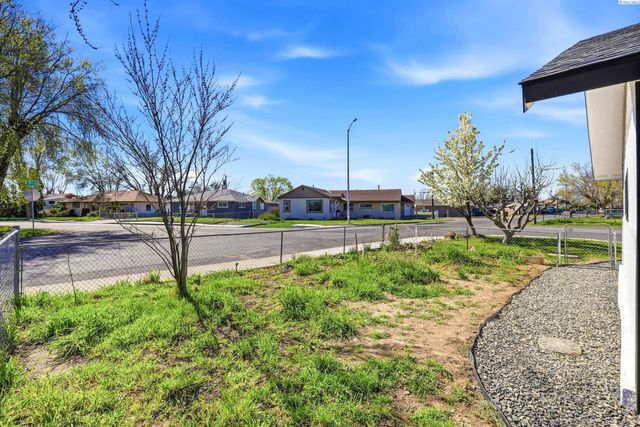 715 S Juniper St, Kennewick, WA 99336