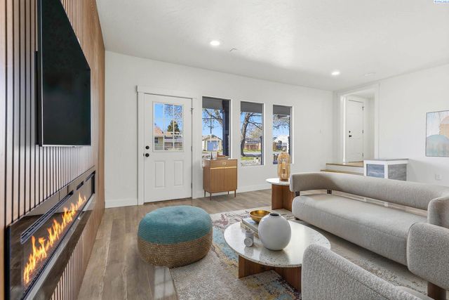 715 S Juniper St, Kennewick, WA 99336